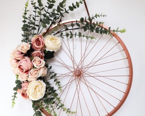 Vintage dekoracia z kolesa a kvety